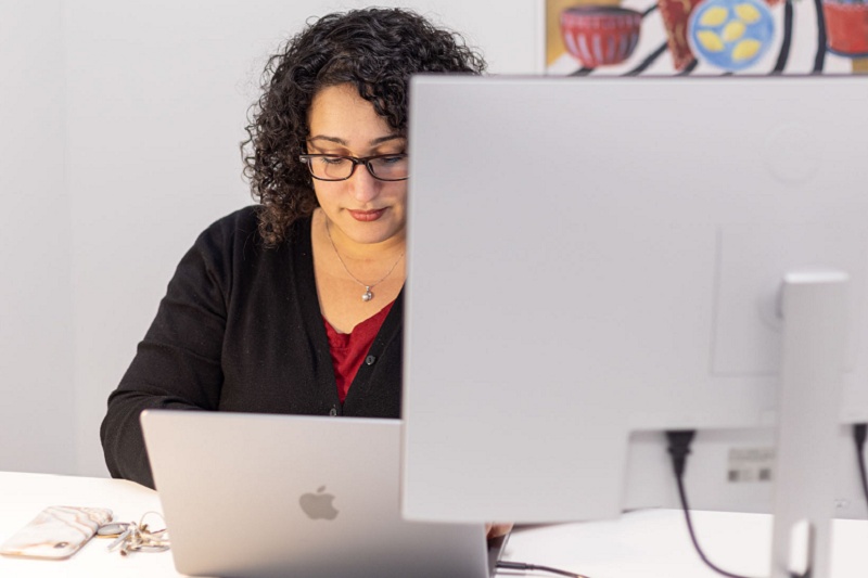 woman using San Francisco Virtual Office Plan woman using San Francisco Virtual Office Plan