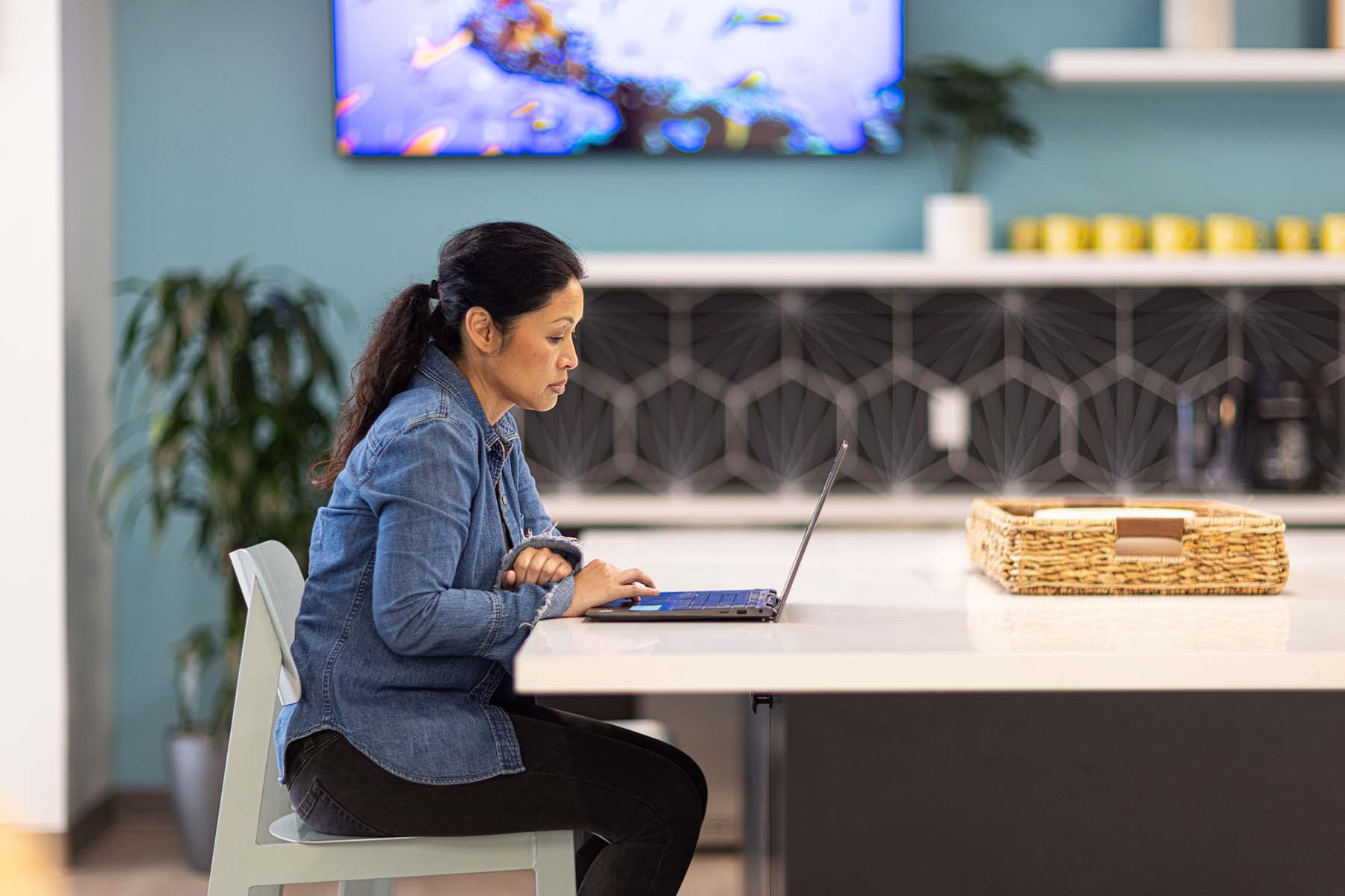 Woman working on laptop with virtual office in Greenhaven Woman working on laptop with virtual office in Greenhaven